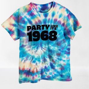 - 1968 Themed Tie Dye Colorful Rainbow Tee Size Small